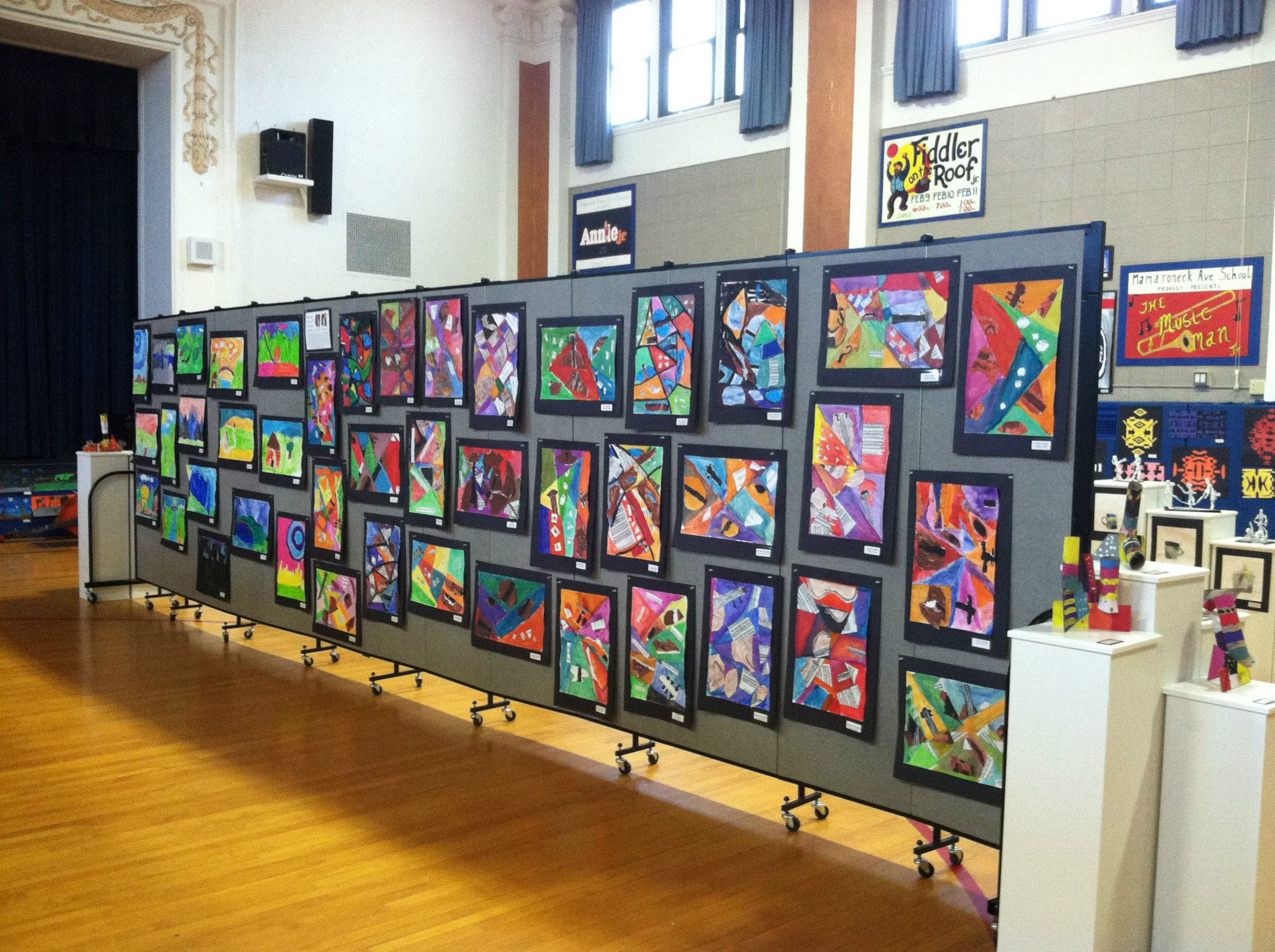 Creative Ways To Display Student Artwork - Screenflex